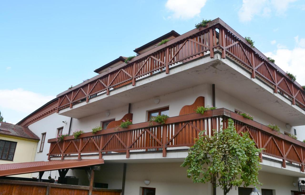 Kounicky Dvur Hotel Dolní Kounice Exterior foto