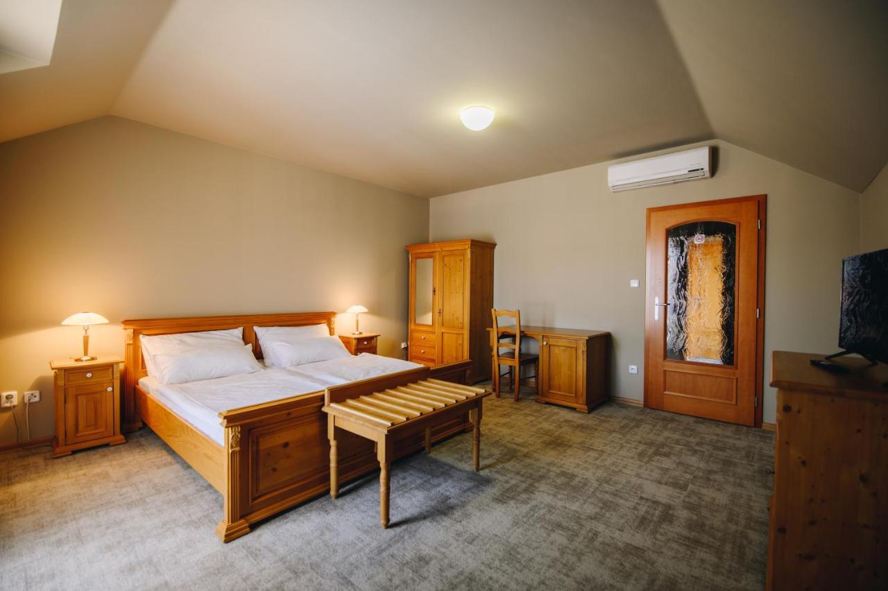 Kounicky Dvur Hotel Dolní Kounice Exterior foto